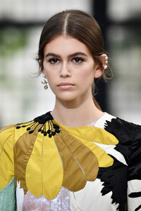 5a9d6f147012e_KaiaGerberValentinoRunwayParisFashionXgogS8enPmfx.thumb.jpg.0004c7fb4f20c1ed6e52d7774be8b38f.jpg