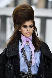 5a9eb781a88b2_KaiaGerberMiuMiuRunwayParisFashionWeekVIszhB3HVPIx.thumb.jpg.5aa93efbc10dc692de90d3484520ae81.jpg