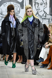 5a9eb7d0d99da_KaiaGerberMiuMiuRunwayParisFashionWeekK7jRnMDUH5Wx.thumb.jpg.e73372ace477dee7d375860380a63d18.jpg