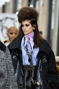 5a9eb7e187d08_KaiaGerberMiuMiuRunwayParisFashionWeekVqm-FJSMUwYx.thumb.jpg.bddff1522ccea06ca55e8c5ec7d58bb2.jpg