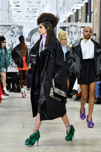 5a9eb7f52c453_KaiaGerberMiuMiuRunwayParisFashionWeekgjUr2-cVivYx.thumb.jpg.1e0ed03f6929aab93d8ab8bbbc6b0eaf.jpg