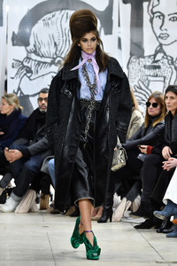 5a9eb886ea9df_KaiaGerberMiuMiuRunwayParisFashionWeekWJV2ShgLpYsx.thumb.jpg.14944a61da82f369eb798051fe1f066c.jpg