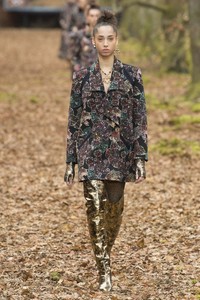 Yasmin Wijnaldum Chanel Fall 2018 RTW PFW.jpg