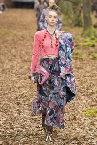 Lauren de Graaf Chanel Fall 2018 RTW PFW.jpg