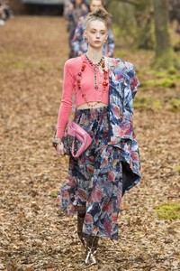 Lauren de Graaf Chanel Fall 2018 RTW PFW.jpg