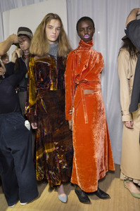 5a9fc9d61020e_BeautifulPeopleFall2018BackstageOFzVDgitb5Ix.thumb.jpg.0e7cc8df30603f33309586437e437159.jpg