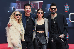 Sofia+Richie+Lionel+Richie+Hand+Footprint+L9p2yAbQar8x.jpg