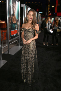 5aa7896fbcc61_AliciaVikanderPremiereWarnerBrosPictures6_70YjNE7Qjx.thumb.jpg.a65e609d2da911ad18b48ba0a48d3371.jpg