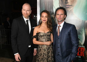 5aa7925a9ae01_AliciaVikanderPremiereWarnerBrosPictures7fAfG8ryyBTx.thumb.jpg.4aadb3d03367e38bc53553def5a7ef5d.jpg