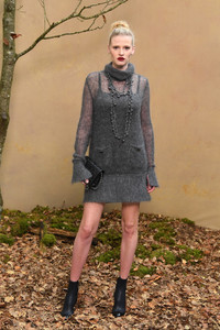 Lara+Stone+Chanel+Photocall+Paris+Fashion+AsZQQTnwI8sx.jpg