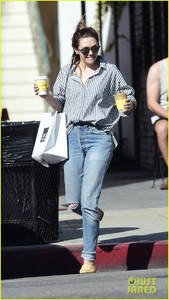 elizabeth-olsen-coffee-march-2018-la-05 (1).jpg