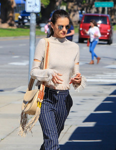 Alessandra+Ambrosio+out+cAjS0zyC9qMx.jpg