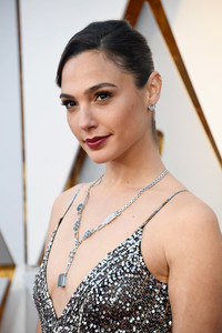 65190349_galgadot03a04picturepub-5.jpg