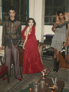 7-AIDEN_CURTISS_VOGUE_ESPANA_APRIL_2018_EMMA_SUMMERTON.thumb.jpg.9d63f165f141ba03e103d13c13451170.jpg