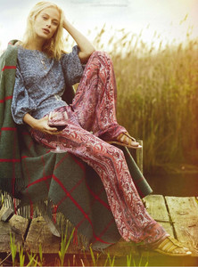 Carolyn_Cameron_Vogue_Australia_January_2013_02.thumb.jpg.d98cea911e39ab669bac5ae0ea8a2fd2.jpg