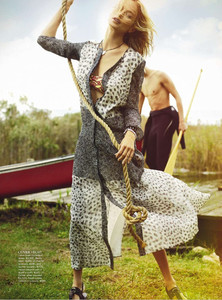 Carolyn_Cameron_Vogue_Australia_January_2013_04.thumb.jpg.e87bb047fa863b4068a41fc8f84c2525.jpg