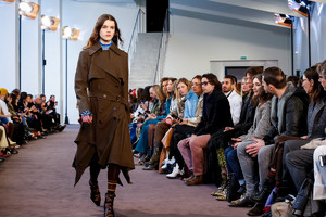 Chloe-RTW-FW18-Paris-2357-1519897113-mediumbigthumb.thumb.jpg.b56a91220aa06e10cfd354d7920542ae.jpg