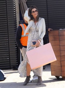 Cindy-Crawford-leaving-restaurant-in-Malibu-2.jpg