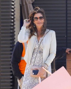 Cindy-Crawford-leaving-restaurant-in-Malibu-4.jpg