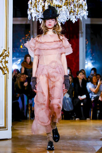 John-Galliano-RTW-FW18-Paris-3097-1520189198-bigthumb.jpg