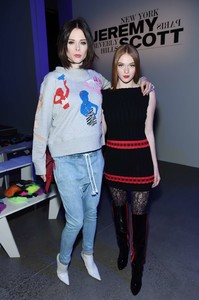 Larsen-Thompson_-Jeremy-Scott-Fashion-Show-2018--07.thumb.jpg.01513cd7eff78a9459337eba5936f9b5.jpg