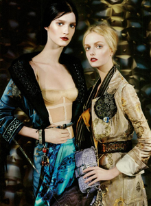 Meisel_Prada_Fall_Winter_04_05_01.thumb.png.568a072ebb536b7668acf6f4e9ed270b.png