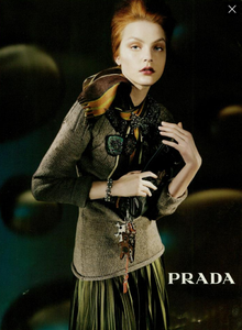 Meisel_Prada_Fall_Winter_04_05_02.thumb.png.00448a3c6b6a22df9b7660d45023d278.png