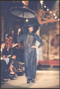 Moda-MODNA-REVIJA-model-pres-fotofrafija-1994-PARIS_slika_XL_28899095.jpg