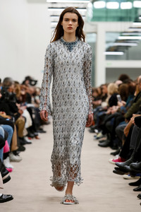 Paco-Rabanne-RTW-FW18-Paris-1347-1519914296-bigthumb.thumb.jpg.cf4fd5074cc86e6f6c6f1a2fb69e367c.jpg