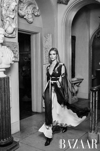 Rosie-Huntington-Whiteley-in-Givenchy_1.thumb.jpg.b1f59d595ae280fb418f55bdab52a7cb.jpg