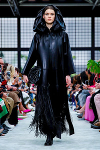 Valentino-RTW-FW18-Paris-7936-1520184384-bigthumb.thumb.jpg.43585a6427174a988eaa8ce094c9f6fc.jpg