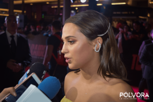 Vikander-Tomb-Raider-Premiere-10.thumb.png.3bde00befa14e5b2c1c8208b911da9e4.png