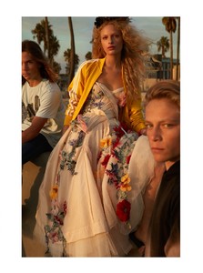 Vogue-Japan-April-2018-Frederikke-Sofie-by-Camilla-Akrans-4.thumb.jpg.9a3fcb2fd61ec5faf56e5f0b5a77a9e5.jpg