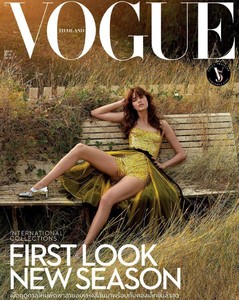 Vogue-Thailand_Vanessa-Moody-819x1024.thumb.jpg.38141c770bdd415695b6d2c46e8180c7.jpg
