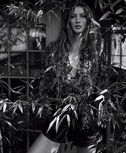 WSJ-Magazine-April-2018-Gisele-Bundchen-Mikael-Jansson-3.thumb.jpg.768ef72fd9c3c128cc4ee9883bc80834.jpg