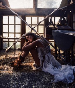 WSJ-Magazine-April-2018-Gisele-Bundchen-Mikael-Jansson-7.thumb.jpg.e9b7756e954bc799b91e846f2132f1ce.jpg