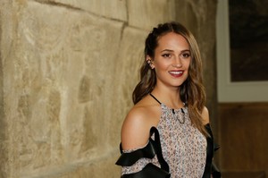 alicia-vikander-tomb-raider-photocall-in-berlin-5.thumb.jpg.5b10275779d69e46d6c99756a29e1482.jpg