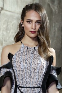 alicia-vikander-tomb-raider-photocall-in-berlin-9.thumb.jpg.3930b4e39d22e155e60346f1cf57f8d5.jpg