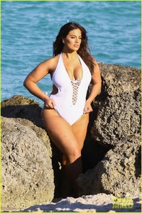 ashley-graham-shows-off-her-curves-on-during-bikini-photo-shoot-04.jpg