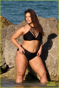 ashley-graham-shows-off-her-curves-on-during-bikini-photo-shoot-05.jpg