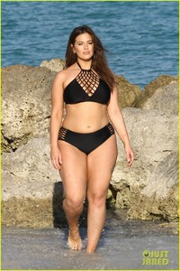 ashley-graham-shows-off-her-curves-on-during-bikini-photo-shoot-10.jpg