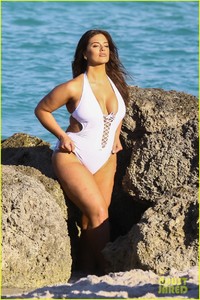 ashley-graham-shows-off-her-curves-on-during-bikini-photo-shoot-11.jpg