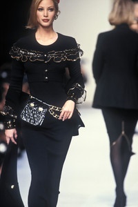 chanel-fw-1992-7.thumb.jpg.d8d7a92cc9de869d43d4c62adb4574db.jpg