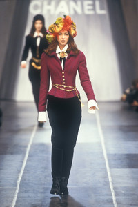 chanel-fw-1993-1.thumb.jpg.7752c5d990e2cebc063f4110c9513bd2.jpg