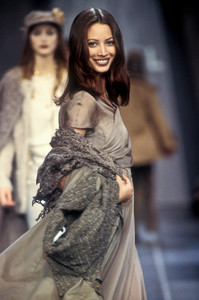 chanel-fw-1993-6.thumb.jpg.52ab8caf9cf759ce36f6915ac403c9b5.jpg