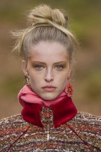 chanel-fw18d1.thumb.jpg.cc5a1a0e7a433c7f2388091e782ca3ee.jpg