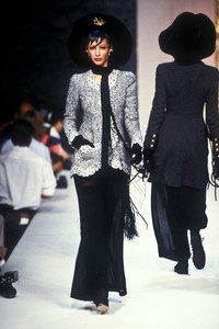 chanel-hc-fw-1992-4.thumb.jpg.e528a8b2975839b851ba3c5785abd9b8.jpg