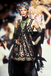 chanel-hc-fw-1992-5.thumb.jpg.4d6cd19d8e3af61caeefe0ffd3b9a89b.jpg