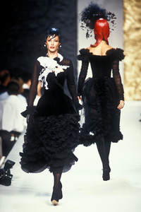 chanel-hc-fw-1992-7.thumb.jpg.3a780067a4fc30b6649107f9ee415b7a.jpg