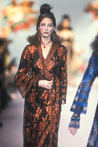 chloe-fw-1993-4.thumb.jpg.2d461caf46aba4f4ecda7b9221a0ecee.jpg